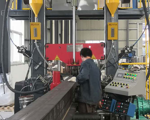 Hbeam assemble-weld-straightenthree in one machine/